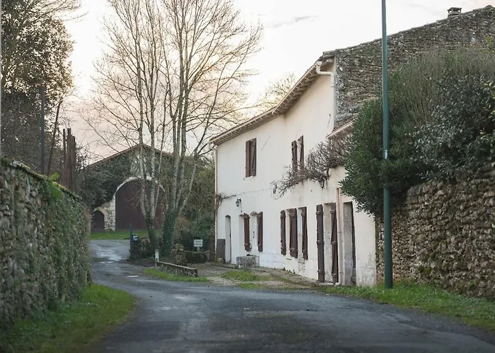 La Maison De La Grange بيت للعطل *